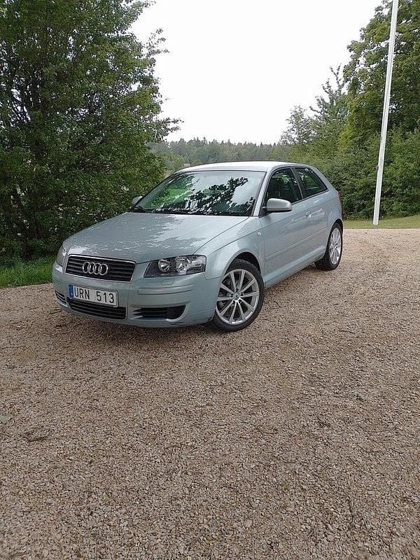 Silver Begagnad 2004 Audi A3 Attraction Halvkombi | 35 000 kr (Dyr) - Bild 1/4