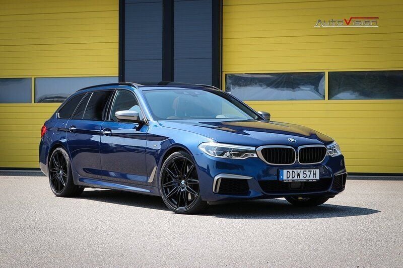 Mörkblå (blå) Begagnad 2018 BMW M550 Comfort Edition Sedan | 359 900 kr (Superpris) - Bild 1/4
