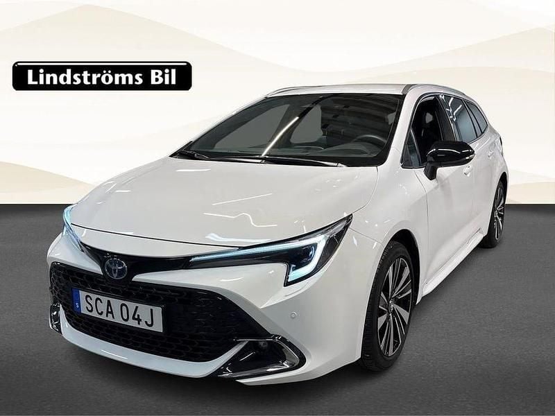 Vit Begagnad 2025 Toyota Corolla Style Kombi | 339 000 kr (Marknadspris) - Bild 1/3