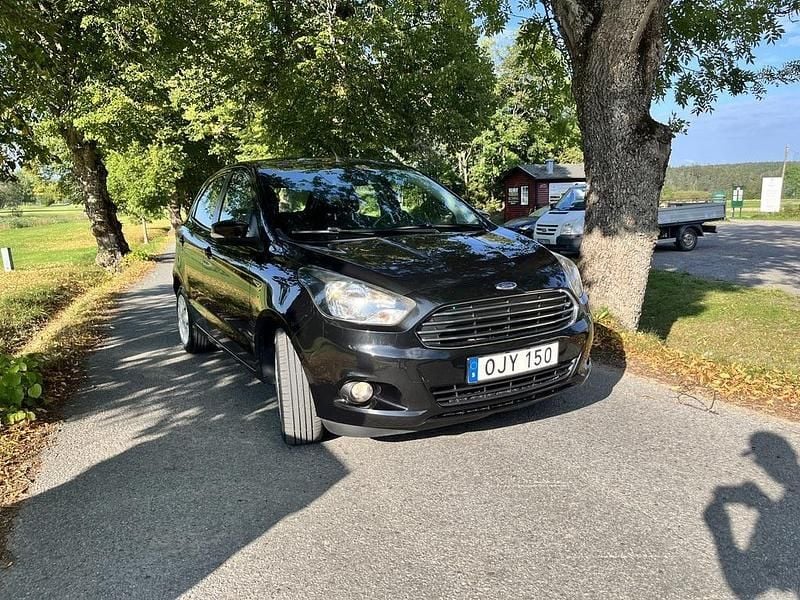 Svart Begagnad 2017 Ford Ka Plus Trend Halvkombi | 68 900 kr - Bild 1/4