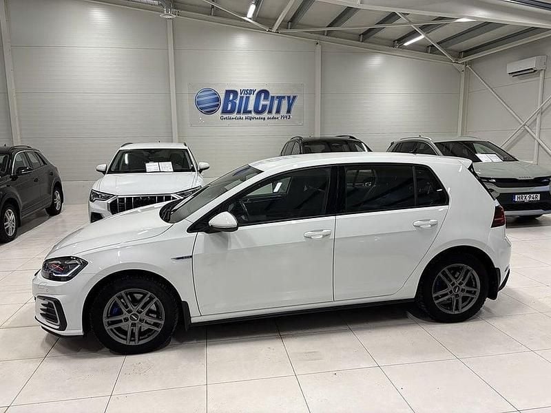 Vit Begagnad 2020 VW Golf VIII GTE Halvkombi | 234 000 kr (Bra pris) - Bild 1/4