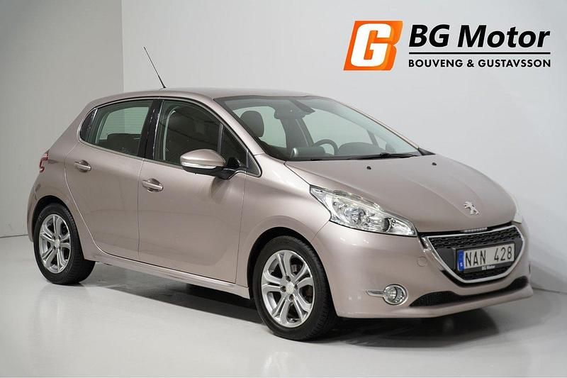 Ljusgrå Begagnad 2012 Peugeot 208 Halvkombi | 74 700 kr (Marknadspris) - Bild 1/4