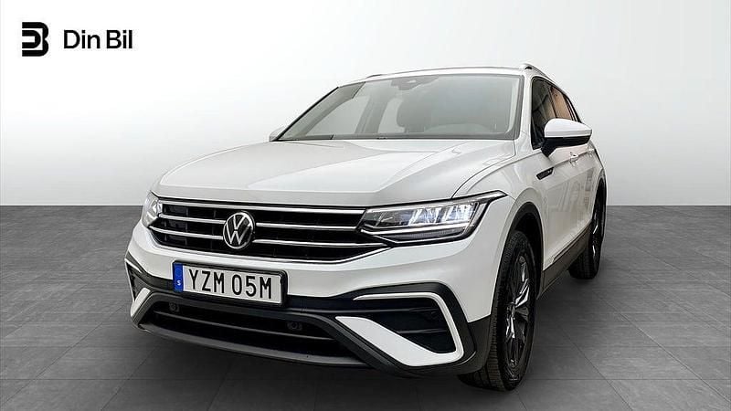 Pure white Begagnad 2023 VW Tiguan Allspace SUV | 339 900 kr (Superpris) - Bild 1/4