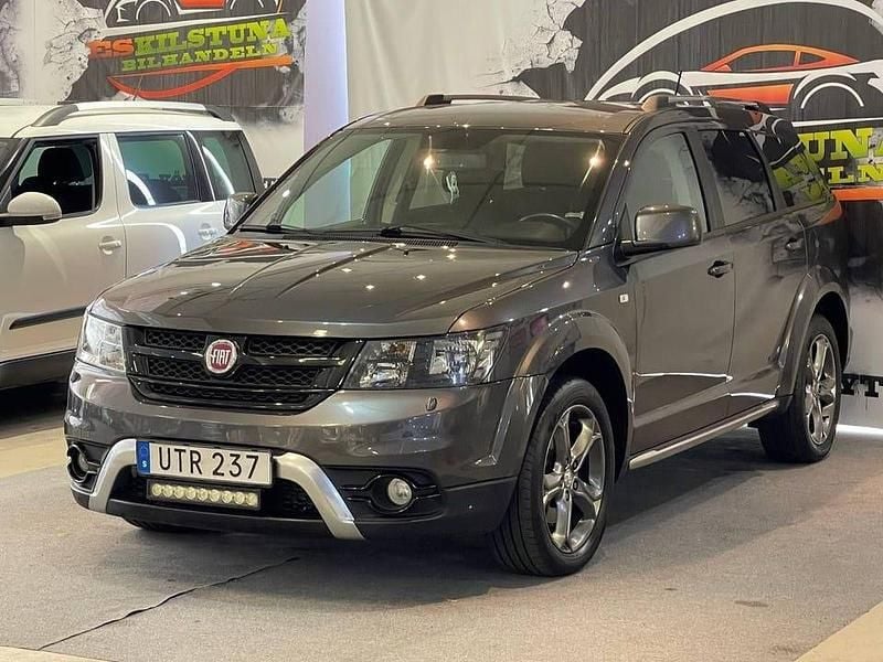 Grå Begagnad 2014 Fiat Freemont SUV | 109 900 kr (Lite dyr) - Bild 1/4