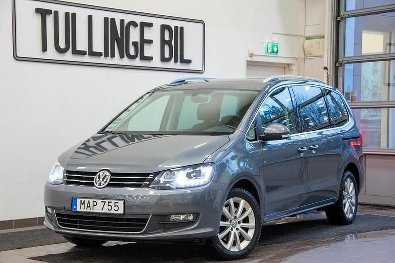 Mörkgrå Begagnad 2018 VW Sharan Minibuss | 234 800 kr (Marknadspris) - Bild 1/4