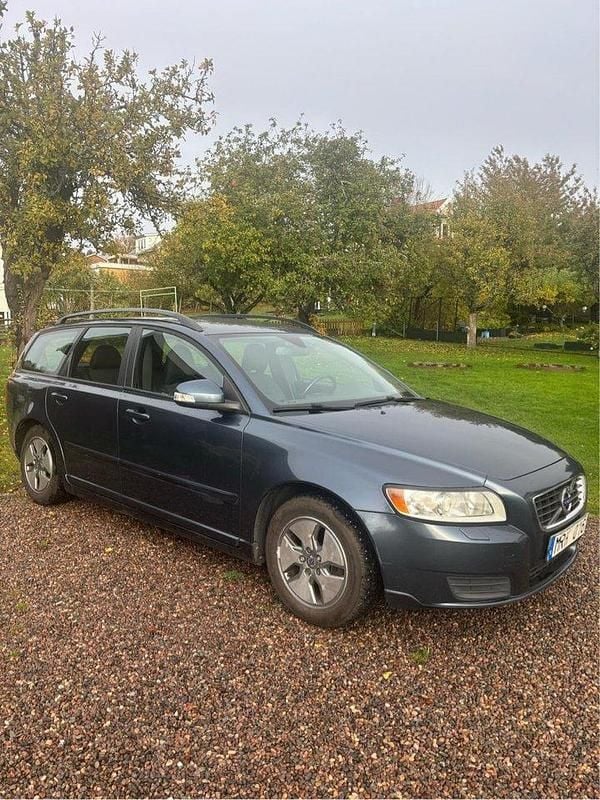 Blå Begagnad 2011 Volvo V50 Kinetic Kombi | 40 000 kr (Marknadspris) - Bild 1/4