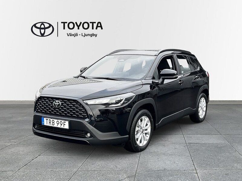 Svart Ny 2024 Toyota Corolla Cross Active SUV | 369 900 kr (Marknadspris) - Bild 1/4