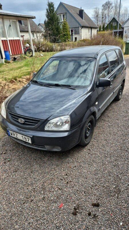 Grå Begagnad 2004 Kia Carens 4 Minibuss | 8 000 kr (Bra pris) - Bild 1/1