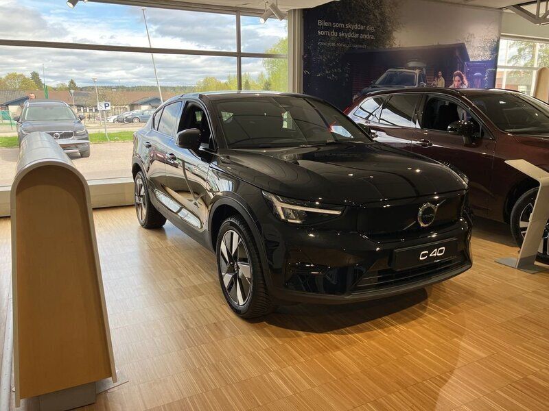 Svart Ny 2024 Volvo EC40 Core SUV | 469 500 kr (Superpris) - Bild 1/4