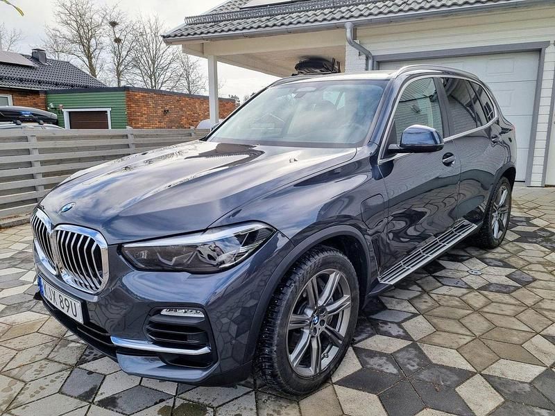 Grå Begagnad 2020 BMW X5 iPerformance SUV | 639 000 kr (Marknadspris) - Bild 1/4
