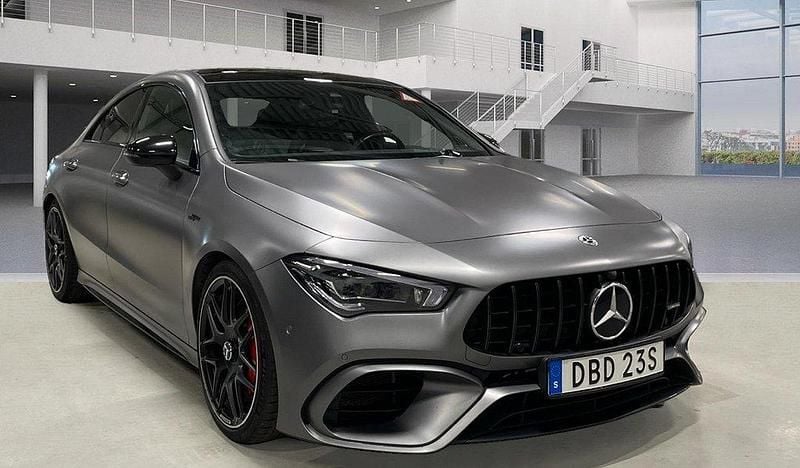 Grå Begagnad 2022 Mercedes CLA45 AMG Premium Plus Sportkupé | 539 000 kr (Bra pris) - Bild 1/2