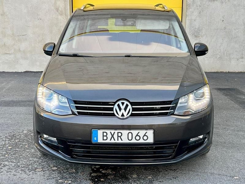 Begagnad VW Sharan 140 HK (102 kW) 2014 Mörkbrun Minibuss