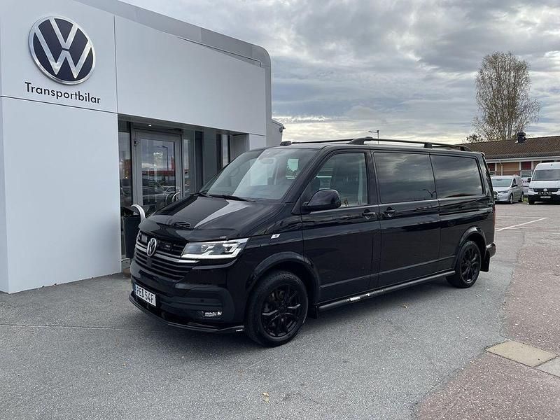 Svart (deep black pärleffekt) Begagnad 2023 VW T6.1 Van | 714 900 kr - Bild 1/4