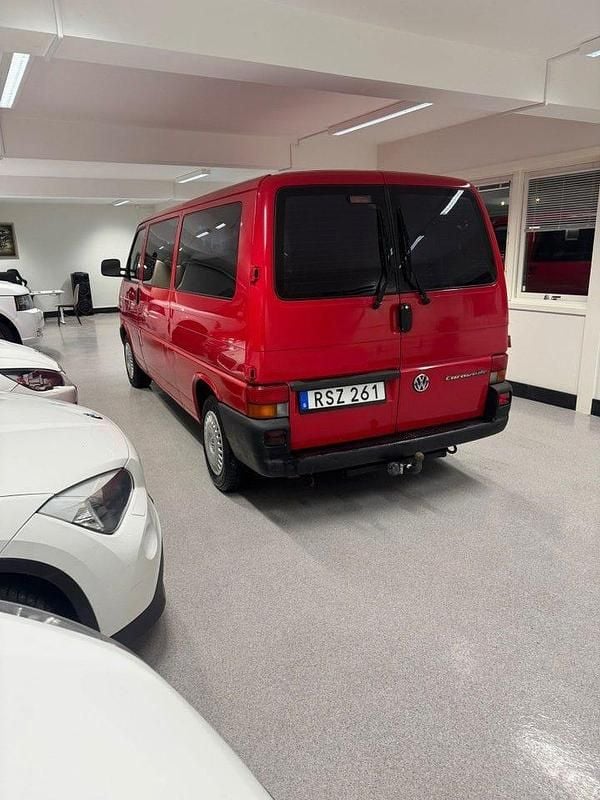 Begagnad VW Caravelle 116 HK (85 kW) 2001 Röd Minibuss