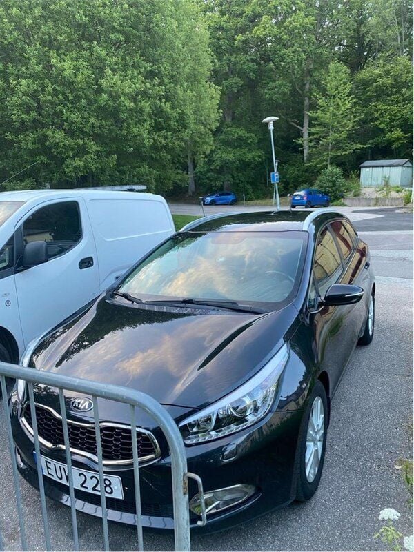 Svart Begagnad 2015 Kia Ceed Sportswagon Comfort Kombi | 95 000 kr (Marknadspris) - Bild 1/4
