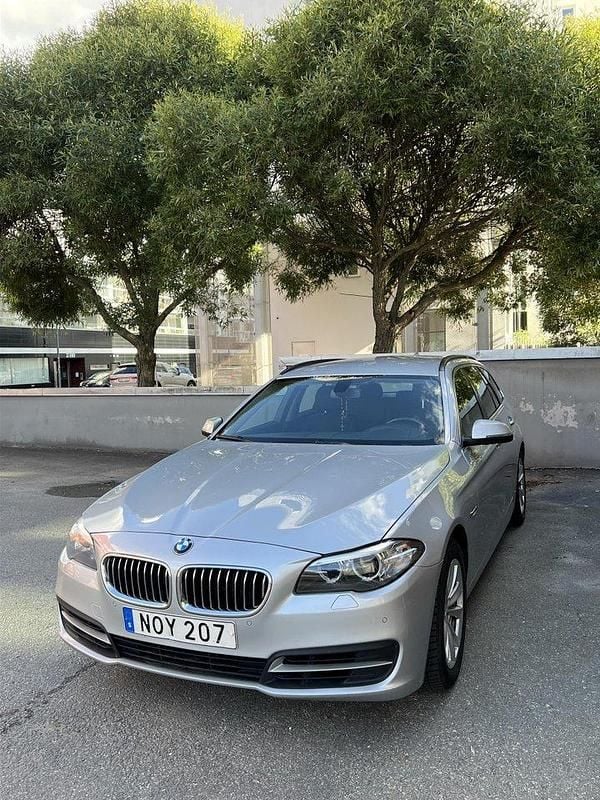 Silver Begagnad 2015 BMW 520 Kombi | 147 000 kr (Marknadspris) - Bild 1/4