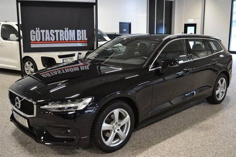 Begagnad Volvo V60 Momentum 190 HK (139 kW) 2020 Svart Kombi