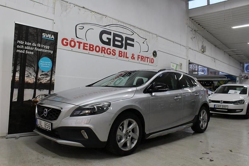 Silvermet Begagnad 2013 Volvo V40 CC Summum Kombi | 114 900 kr (Marknadspris) - Bild 1/4
