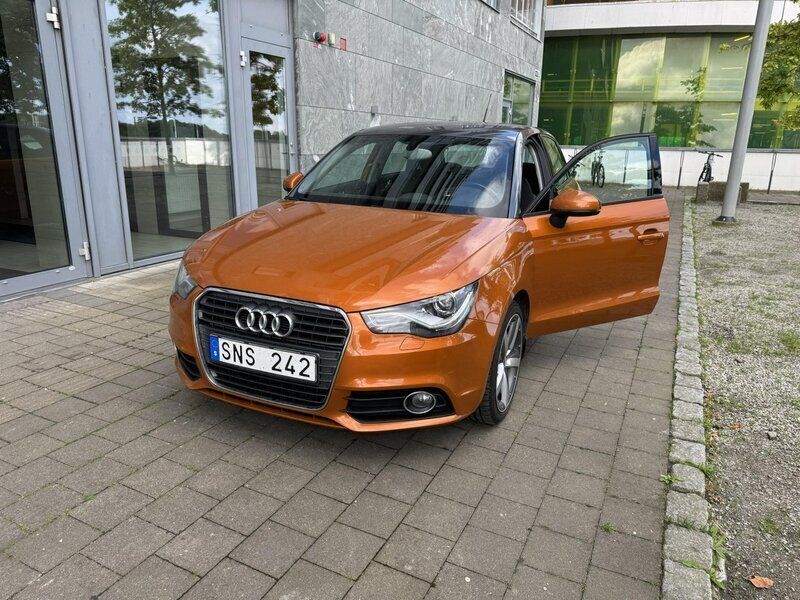 Orange Begagnad 2013 Audi A1 Sportback Halvkombi | 128 000 kr (Marknadspris) - Bild 1/4