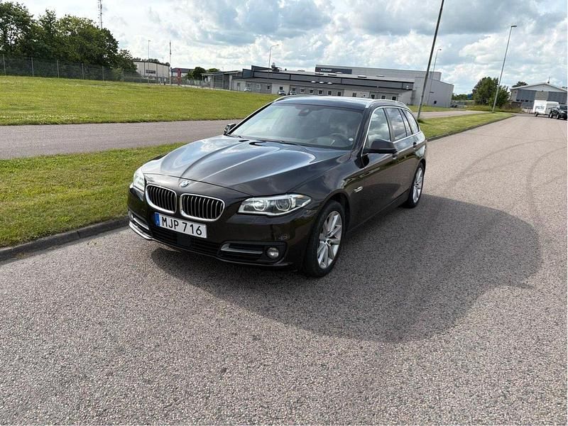 Brun Begagnad 2015 BMW 520 Kombi | 159 800 kr (Lite dyr) - Bild 1/4