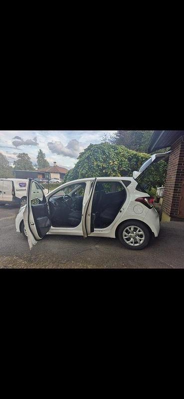 Vit Begagnad 2018 Hyundai i10 Comfort Halvkombi | 89 000 kr (Lite dyr) - Bild 1/4