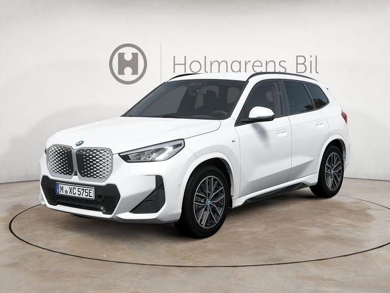 Vit Begagnad 2025 BMW iX1 Efficient Dynamics SUV | 559 100 kr - Bild 1/4