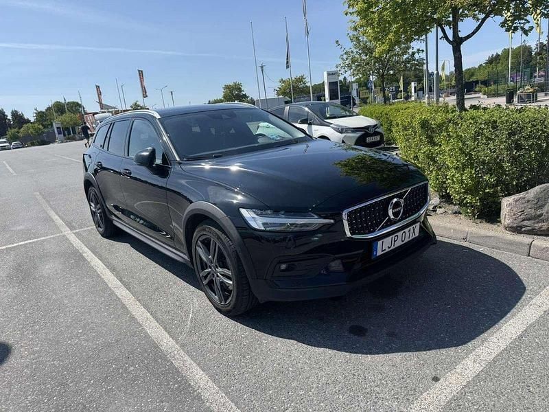 Svart Begagnad 2021 Volvo V60 CC Kombi | 270 000 kr (Marknadspris) - Bild 1/4