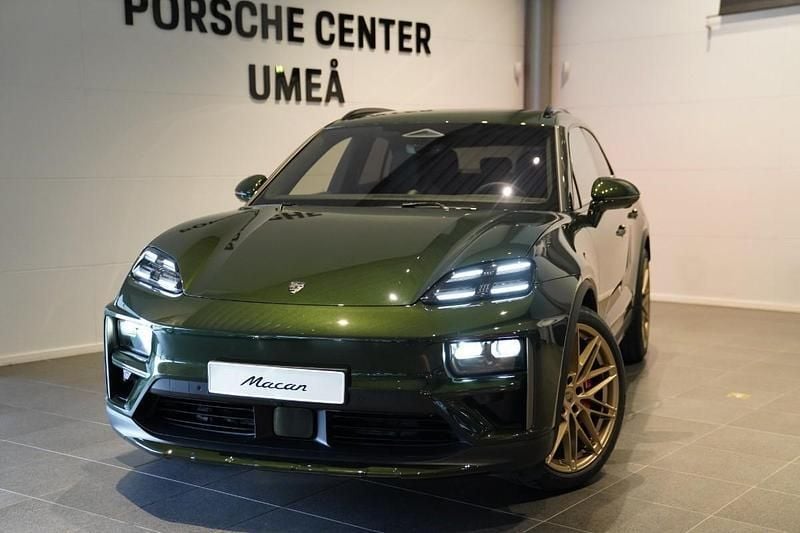 Mörkgrön Ny 2025 Porsche Macan Turbo SUV | 1 592 700 kr (Marknadspris) - Bild 1/4