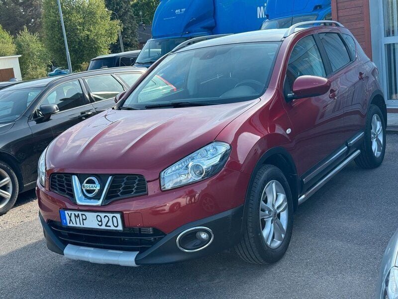 Mörkröd Begagnad 2012 Nissan Qashqai SUV | 108 500 kr (Bra pris) - Bild 1/4