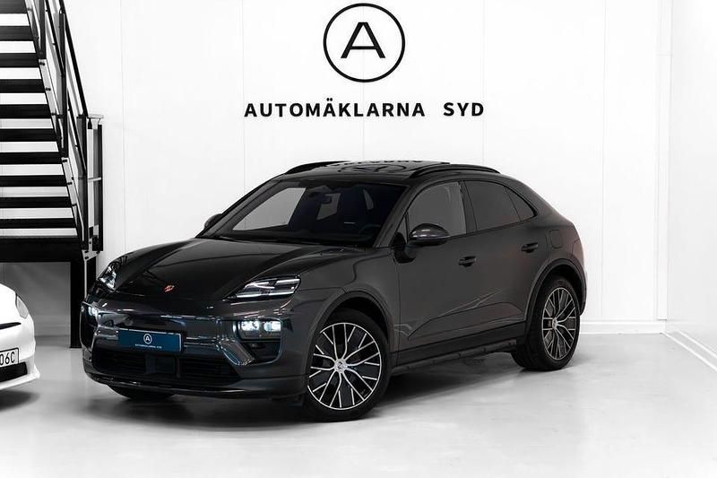 Grå Begagnad 2024 Porsche Macan 4 Electric Chrono SUV | 969 900 kr (Marknadspris) - Bild 1/4