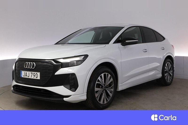 Vit Begagnad 2023 Audi Q4 Sportback e-tron Advanced Plus SUV | 452 900 kr (Bra pris) - Bild 1/4