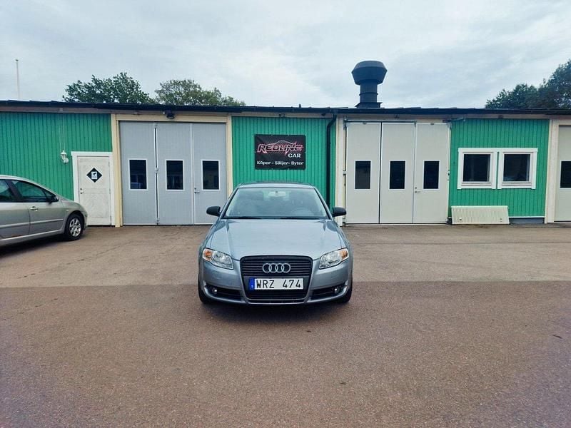 Mörkgrå (grå) Begagnad 2005 Audi A4 Comfort Sedan | 58 000 kr (Lite dyr) - Bild 1/4