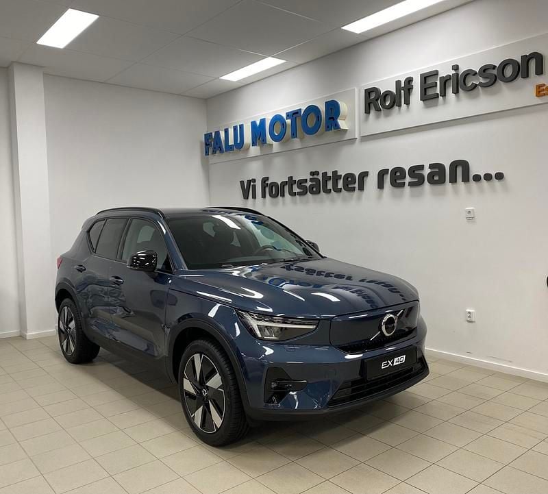 Blå Ny 2026 Volvo EX40 Single Motor Extended Range SUV | 608 600 kr (Marknadspris) - Bild 1/4