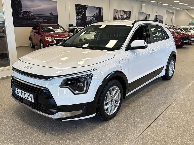 Vit Begagnad 2022 Kia Niro SUV | 309 900 kr (Marknadspris) - Bild 1/4