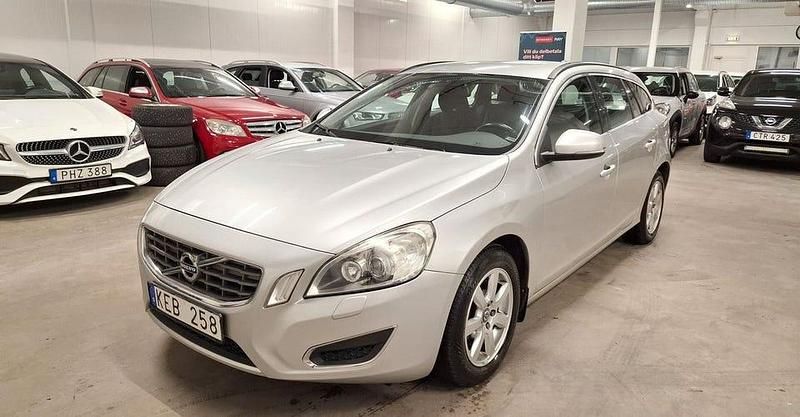 Ljusgrå (grå) Begagnad 2012 Volvo V60 Momentum Kombi | 65 000 kr (Marknadspris) - Bild 1/3