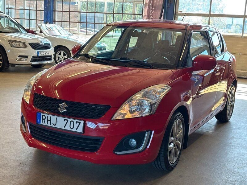 Röd Begagnad 2013 Suzuki Swift Halvkombi | 79 000 kr (Marknadspris) - Bild 1/4
