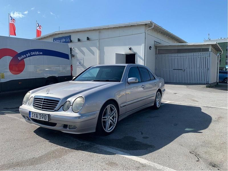 Grå Begagnad 2002 Mercedes E200 Avantgarde Sedan | 45 000 kr (Marknadspris) - Bild 1/4