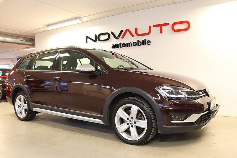Black ruby metallic Begagnad 2018 VW Golf Alltrack Kombi | 189 000 kr (Marknadspris) - Bild 1/4