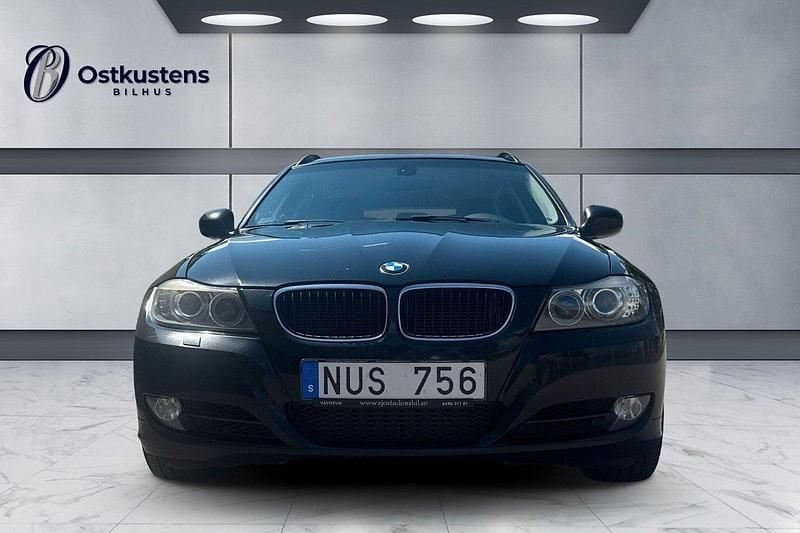 Svart Begagnad 2011 BMW 320 Kombi | 89 900 kr (Marknadspris) - Bild 1/4