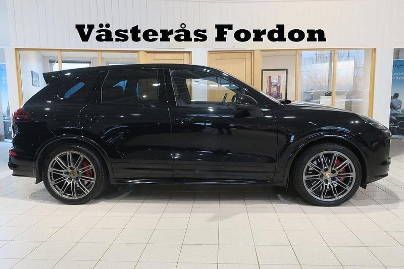 Svart Begagnad 2017 Porsche Cayenne GTS Sport SUV | 375 900 kr - Bild 1/4
