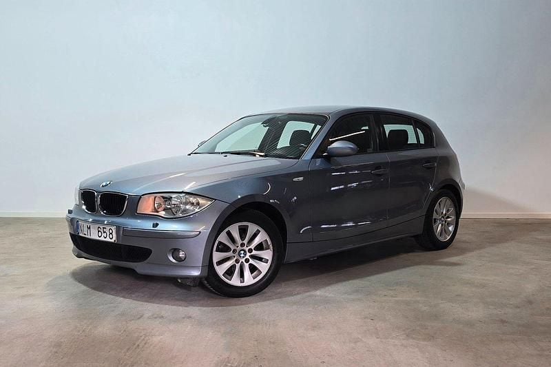 Ljusblå (blå) Begagnad 2007 BMW 118 Advantage Halvkombi | 74 900 kr (Marknadspris) - Bild 1/4