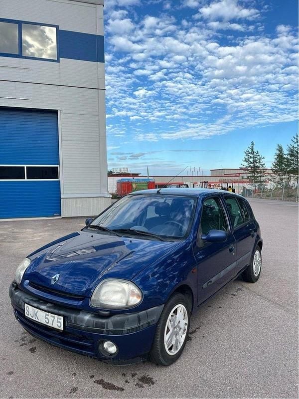 Blå Begagnad 2001 Renault Clio II Halvkombi | 25 000 kr (Marknadspris) - Bild 1/4