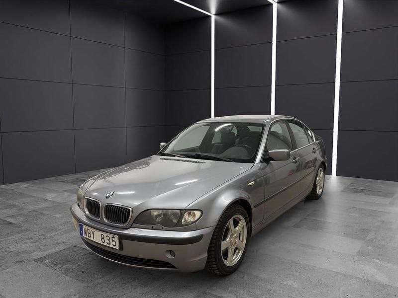 Grå Begagnad 2004 BMW 320 Sedan | 44 990 kr (Marknadspris) - Bild 1/4