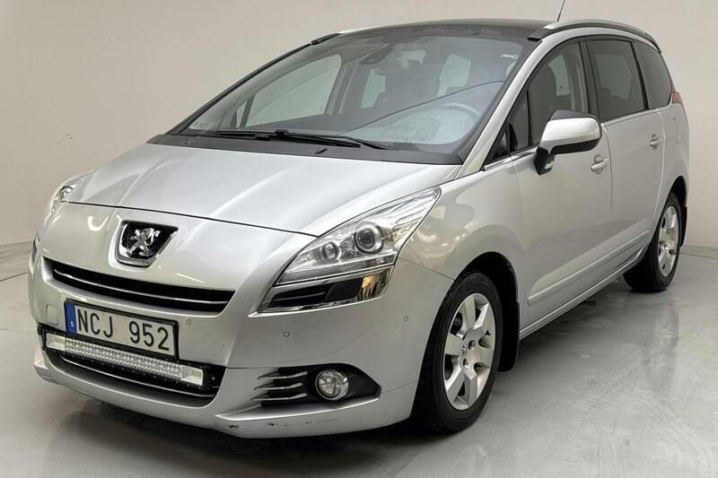 Ljusgrå Begagnad 2013 Peugeot 5008 Minibuss | 75 000 kr (Marknadspris) - Bild 1/4