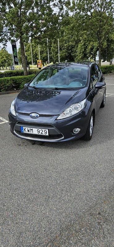 Grå Begagnad 2011 Ford Fiesta Halvkombi | 49 999 kr (Marknadspris) - Bild 1/4