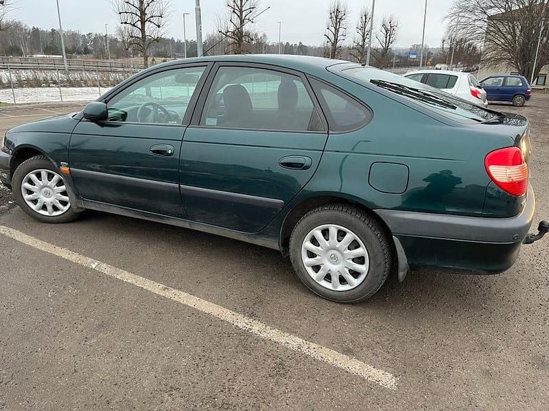 Grön metallic Begagnad 2001 Toyota Avensis Halvkombi | 15 000 kr (Superpris) - Bild 1/3