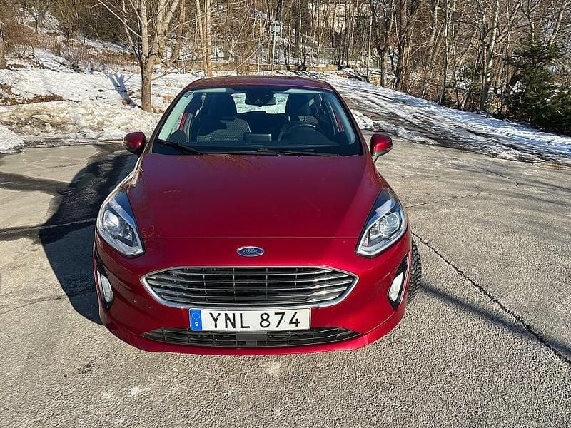 Begagnad Ford Fiesta Titanium 101 HK (74 kW) 2017 Röd Halvkombi
