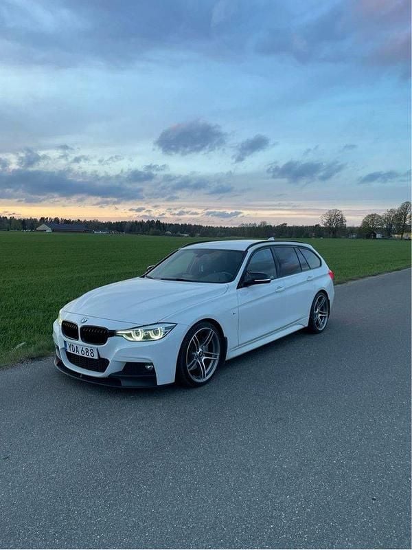 Vit Begagnad 2016 BMW 340 M Sport Kombi | 375 000 kr (Marknadspris) - Bild 1/4