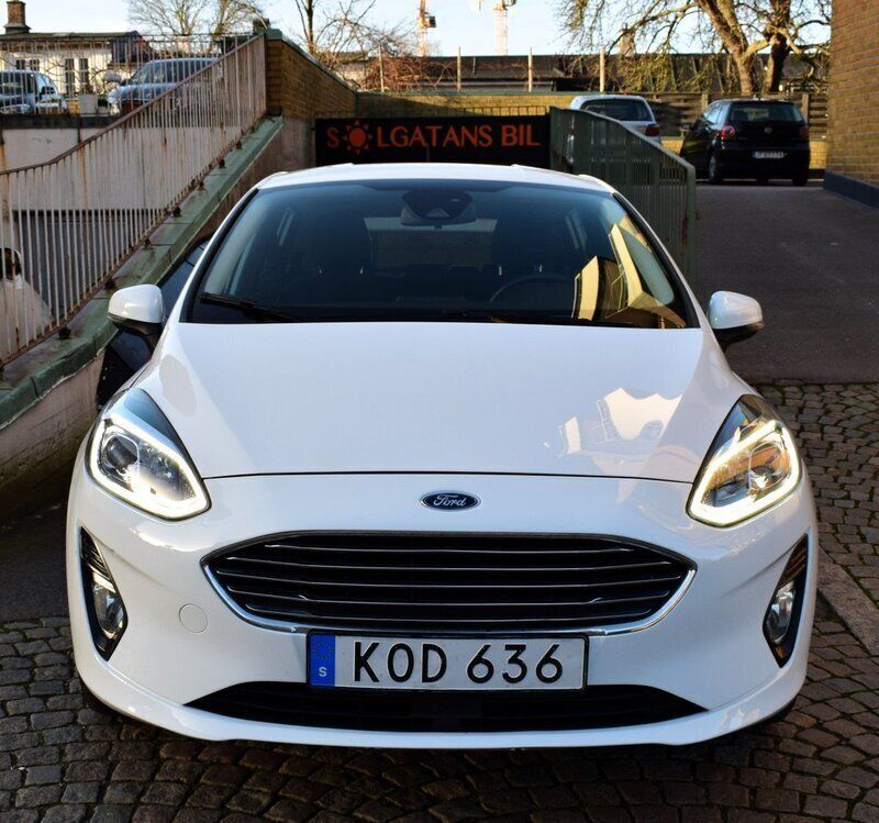 Vit Begagnad 2018 Ford Fiesta Titanium Halvkombi | 98 800 kr (Bra pris) - Bild 1/4