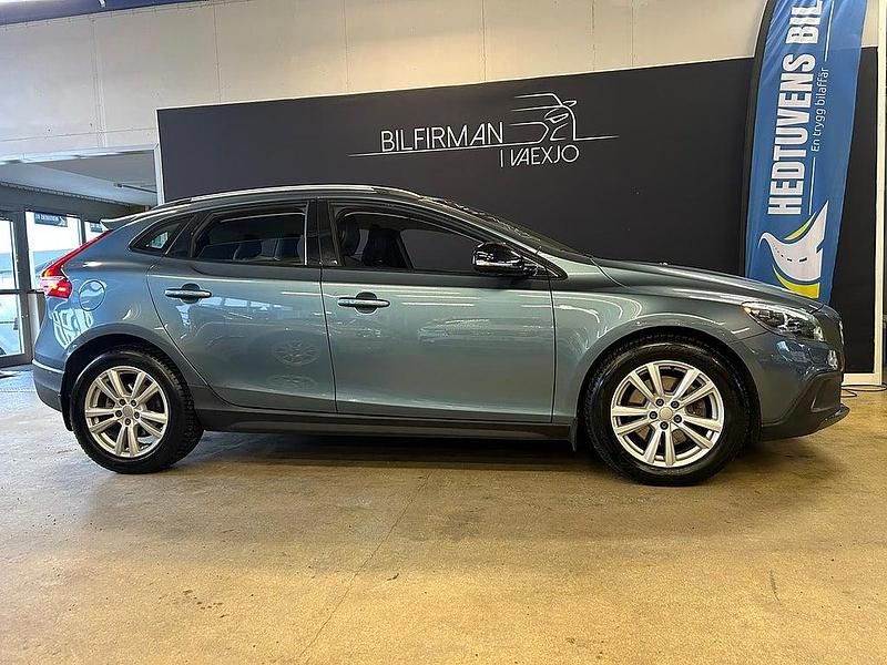 Begagnad Volvo V40 Momentum 150 HK (110 kW) 2013 Blå Halvkombi